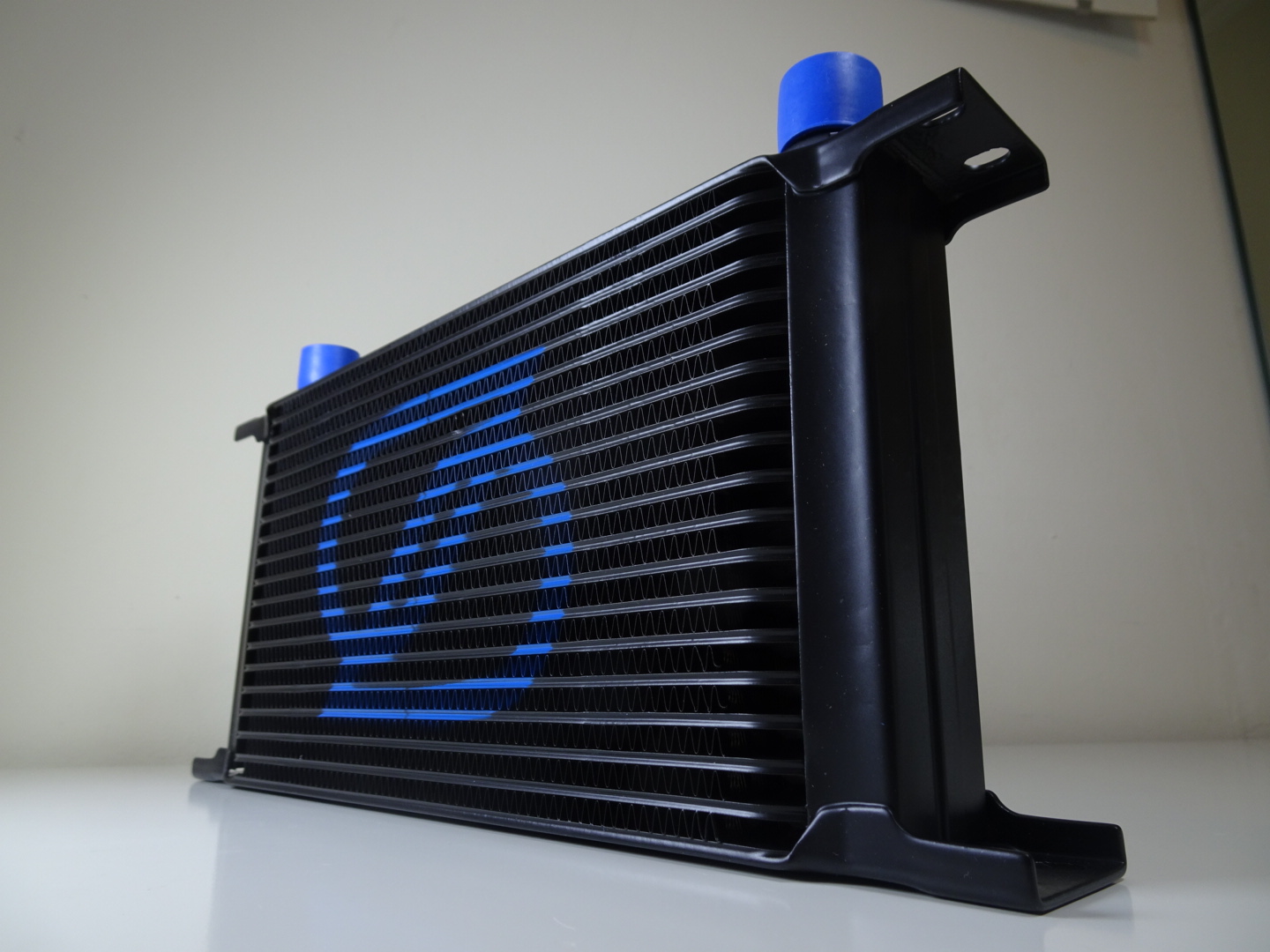 SKADI Oil Cooler, 19-rows, black w. SKADI Logo, AN-10, Mocal Style